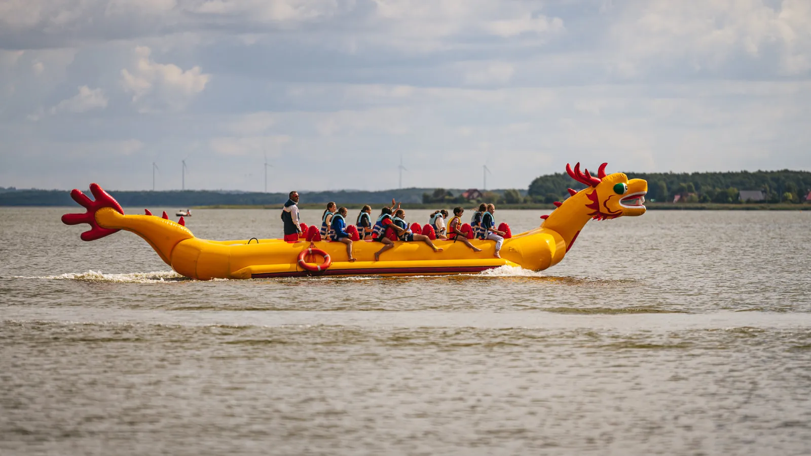 Integracja firmowa na Smoczej Łodzi — zespół wiosłuje razem
