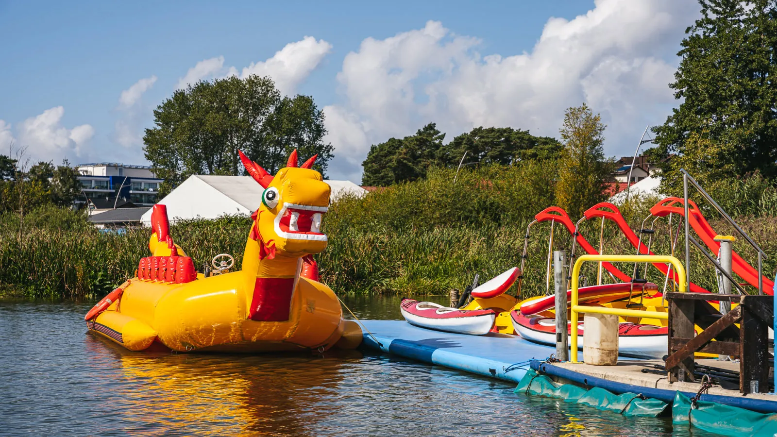 Smocza Łódź Water Fun przy przystani nad Jeziorem Jamno