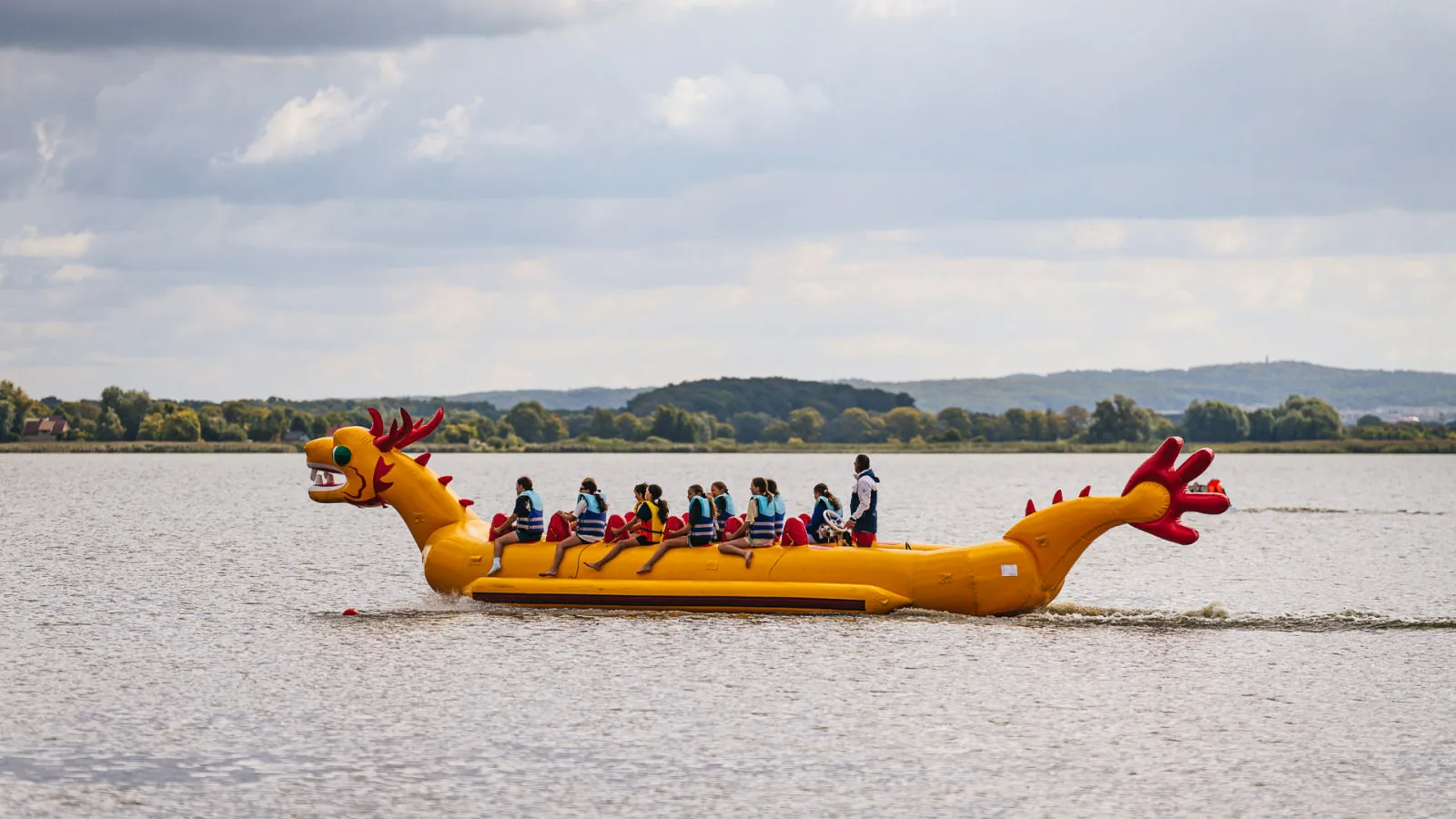 Widok z drona na Smoczą Łódź płynącą po Jeziorze Jamno