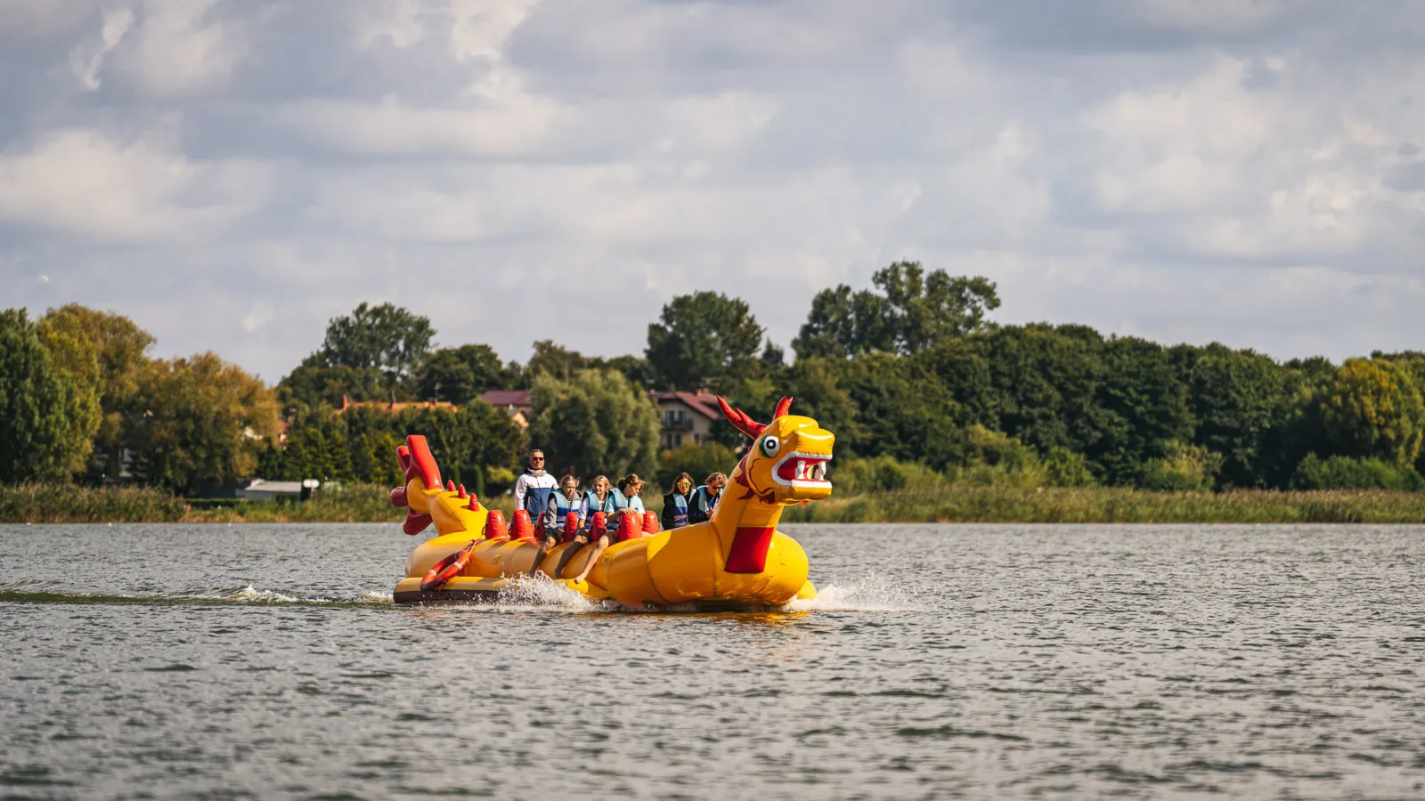 Smocza Łódź na Jeziorze Jamno w Mielnie — grupa wiosłuje z instruktorem
